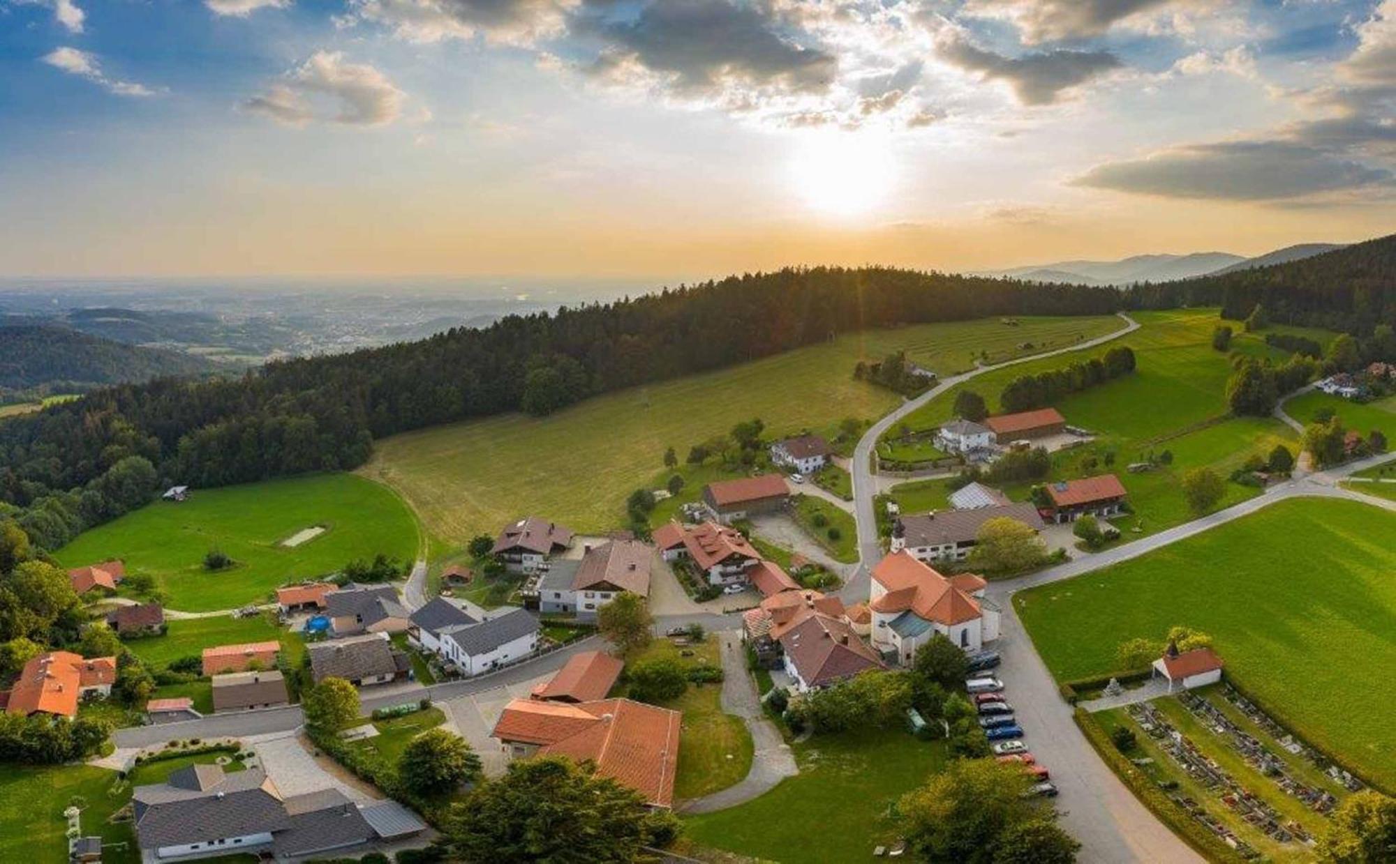 Altes Schulhaus Greising * Deggendorf